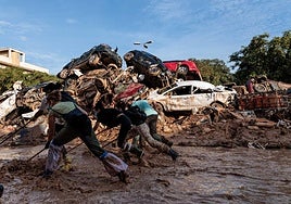 Voluntarios trabajan a destajo en las labores de limpieza tras la dana de Valencia hace un año.