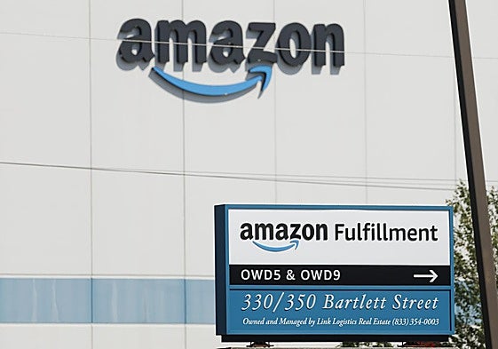 Fotografía de archivo del 29 de julio de 2025 que muestra el exterior de un almacén de reparto de Amazon.