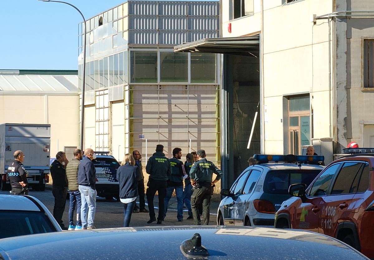 Agentes de la Guardia Civil y de los Servicios de Emergencias trabajan en el lugar de los hechos.