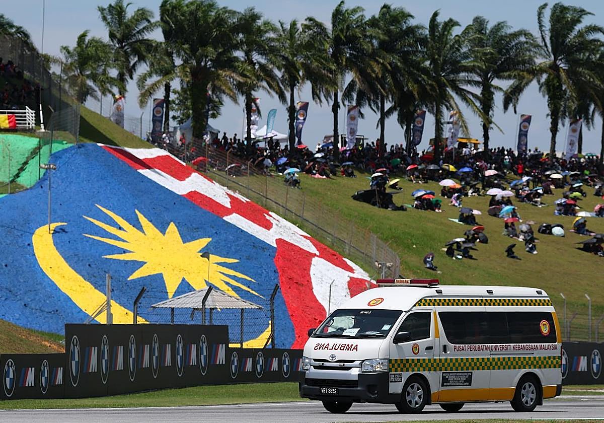 Una ambulancia trasladó a Noah Detwiler al hospital del circuito de Malasia