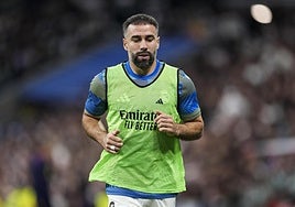 Dani Carvajal, calentando durante el clásico celebrado el domingo.