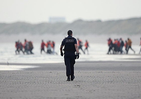 Inmigrantes en el paso de Calais, en Francia, uno de los puntos sensibles del continente.