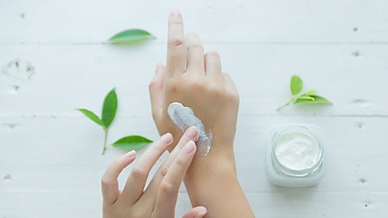 Estas cremas de manos reparadoras alivian las grietas y protegen tu piel del frío