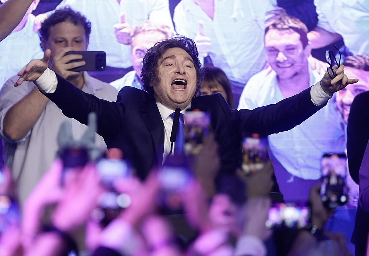 Javier Milei muestra su euforia tras la victoria electoral.