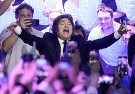 Javier Milei muestra su euforia tras la victoria electoral.