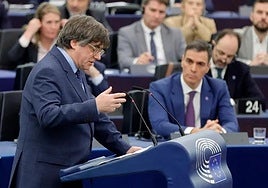 El presidente de Junts, Carles Puigdemont, interviene en el Parlamento Europeo, ante la mirada de Pedro Sánchez.