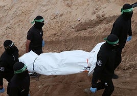 Israel acusa a Hamás de teatralizar la búsqueda del cadáver de un rehén.