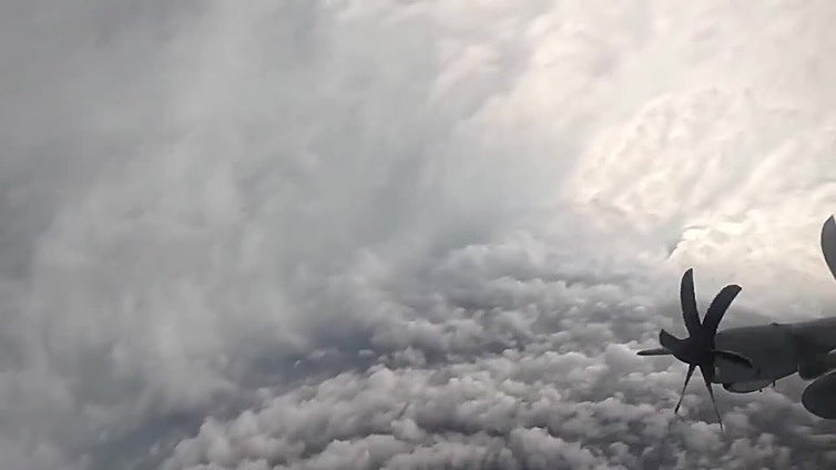 Así se ve el ojo del huracán Melissa desde un avión