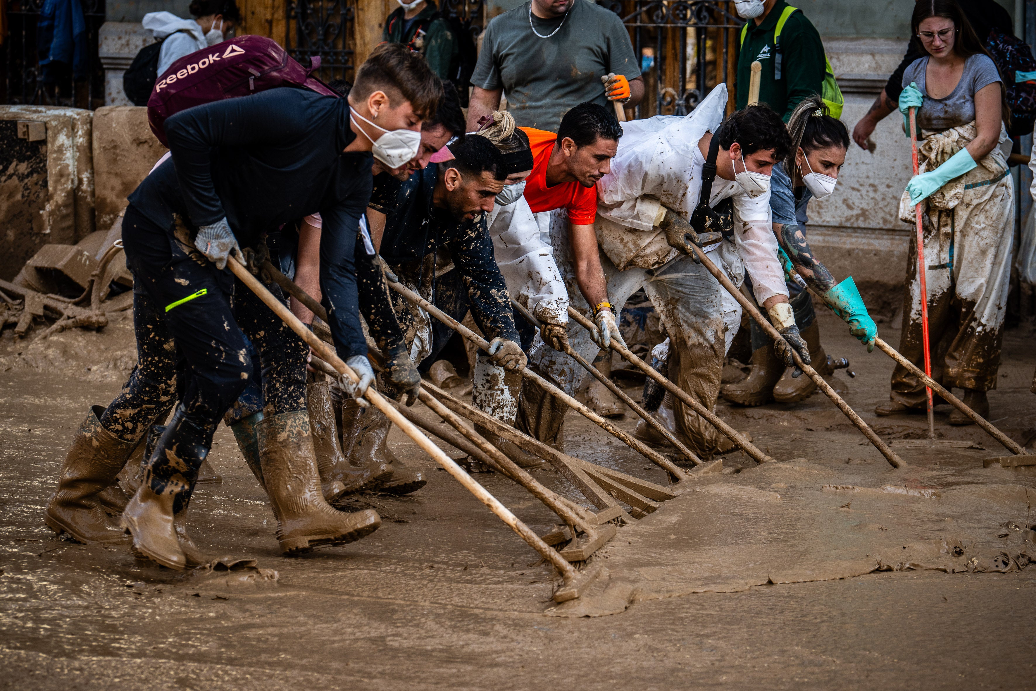 Voluntarios limpian las calles en Benetusser.