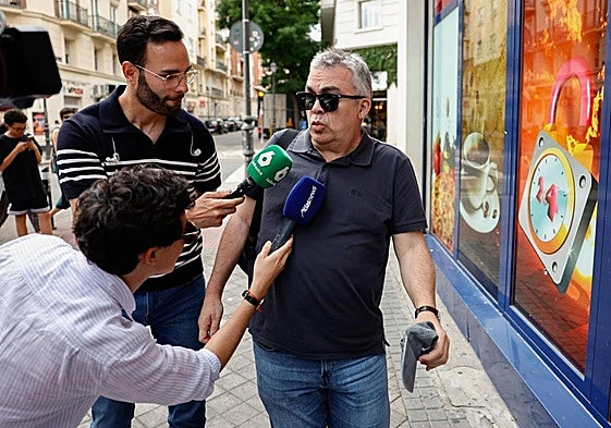 Santos Cerdán junto a varios periodistas en las inmediaciones de su domicilio, el pasado junio