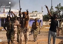 Paramilitares celebran la toma de la localidad de Al Fasher.