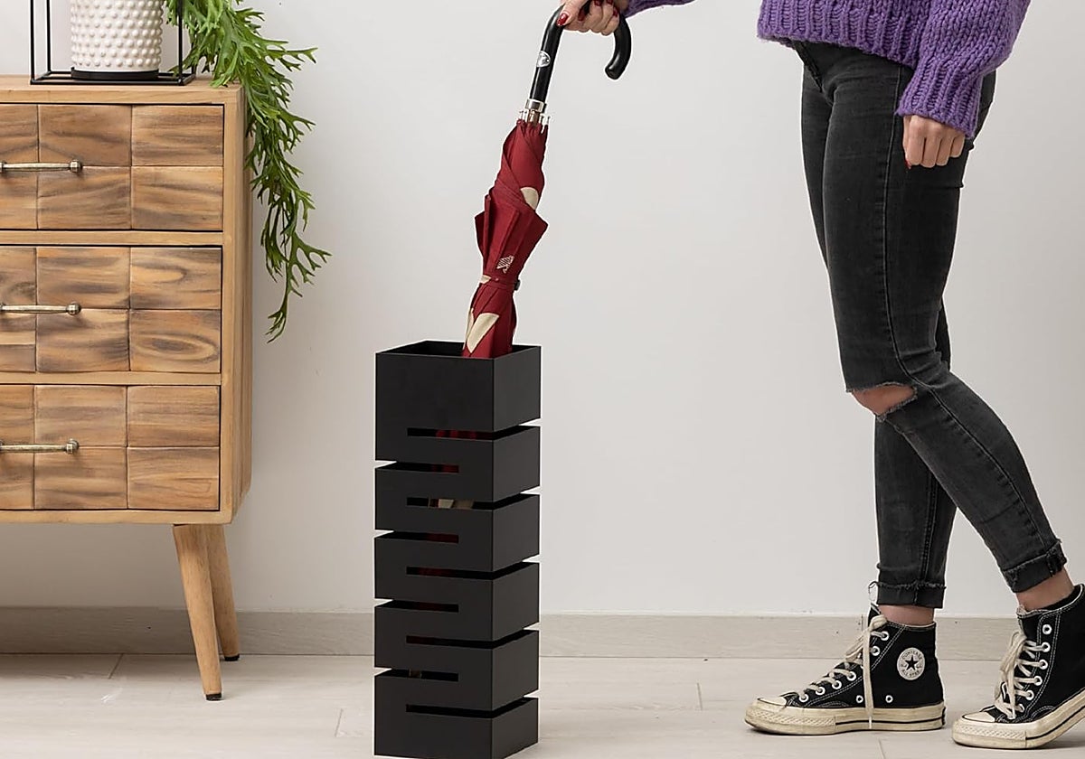 Estos paragüeros decoran, ordenan y evitan charcos en el suelo los días de lluvia