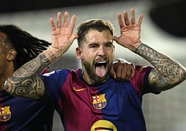 Iñigo Martínez celebra un gol con la camiseta del Barça.