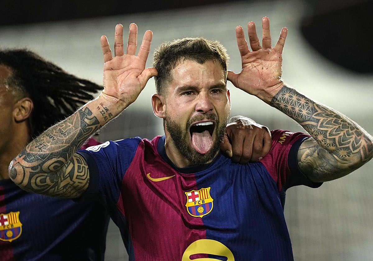 Iñigo Martínez celebra un gol con la camiseta del Barça.