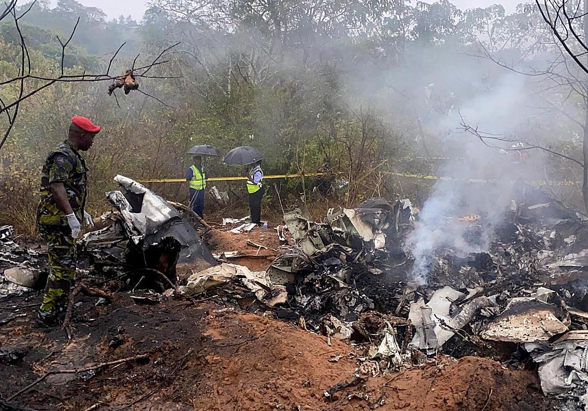Miembros de las fuerzas de seguridad analizan los restos de la avioneta siniestrada este martes en Kenia.