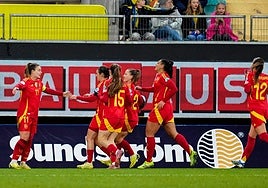 Alexia Putellas (i) celebra junto a sus compañeras su gol a Suecia.