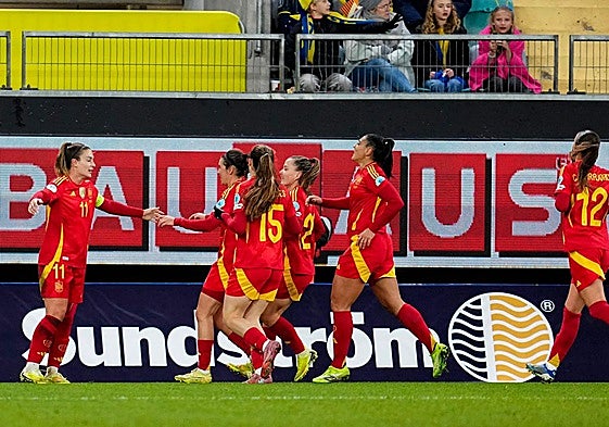 Alexia Putellas (i) celebra junto a sus compañeras su gol a Suecia.