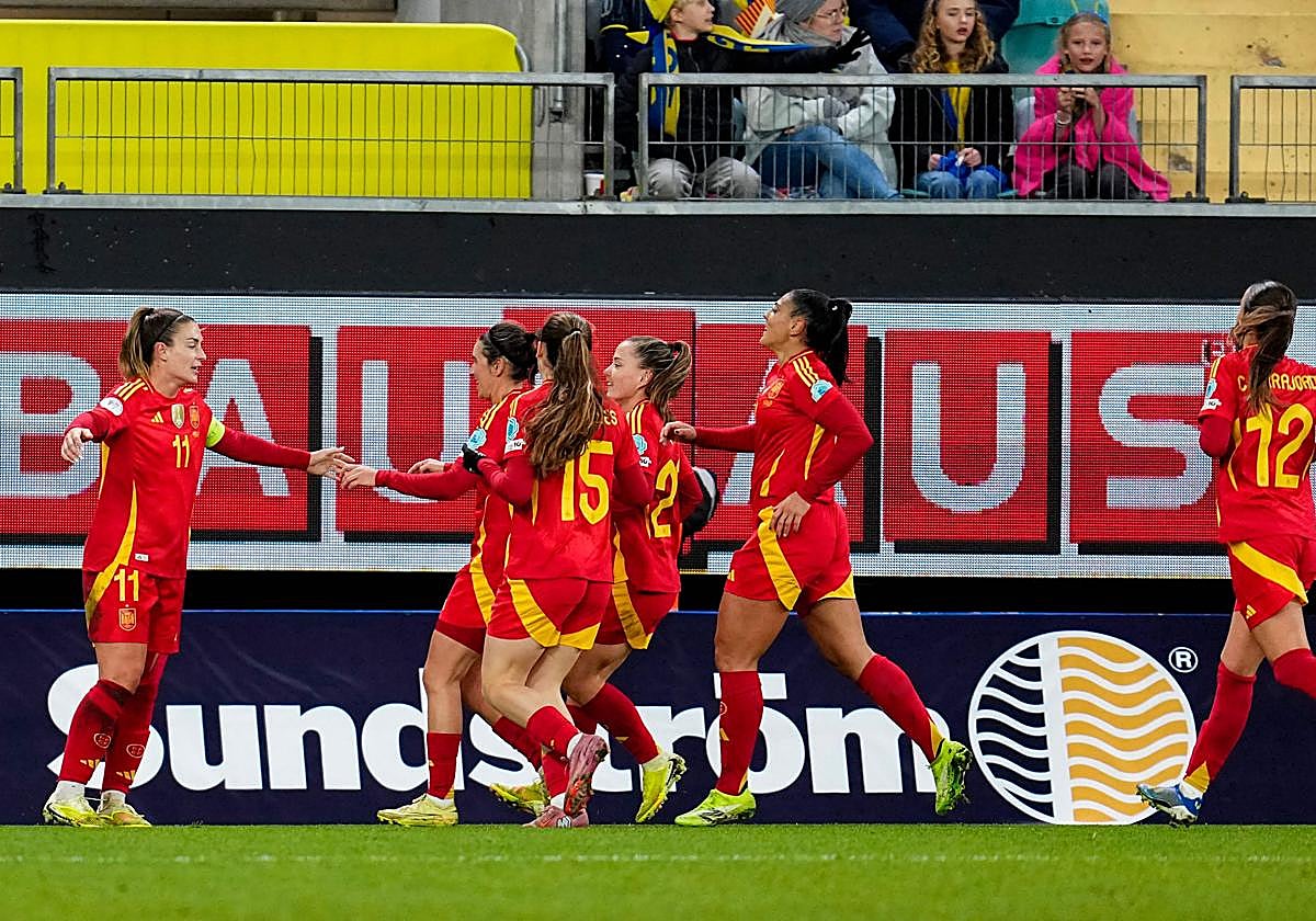 Alexia Putellas (i) celebra junto a sus compañeras su gol a Suecia.