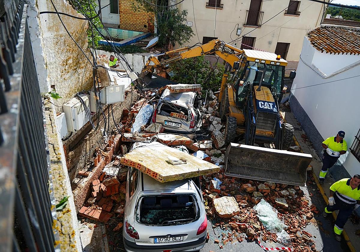 Incidencias provocadas por un pequeño tornado en Gibraleón (Huelva), donde una persona ha resultado herida