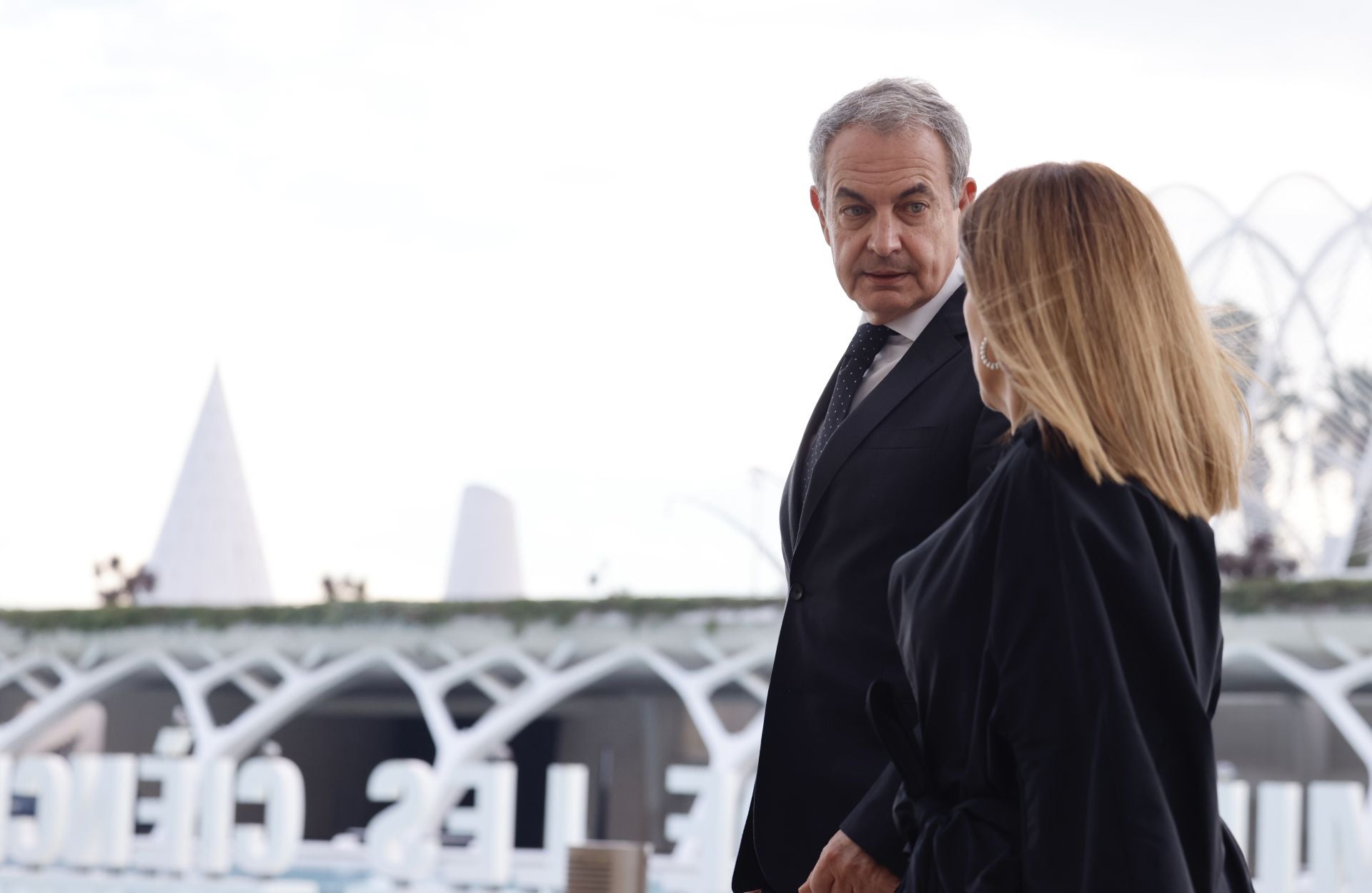 El expresidente del Gobierno José Luis Rodríguez Zapatero instantes antes de entrar al Museo de las Ciencias Príncipe Felipe.