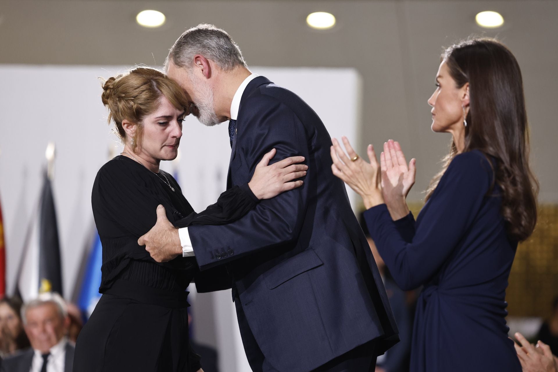 Virginia Ortiz Riquelme , familiar de víctimas de las inundaciones en la localidad de Letur (Albacete), recibe las condolencias de los reyes Felipe VI y Letizia tras su intervención en el homenaje.