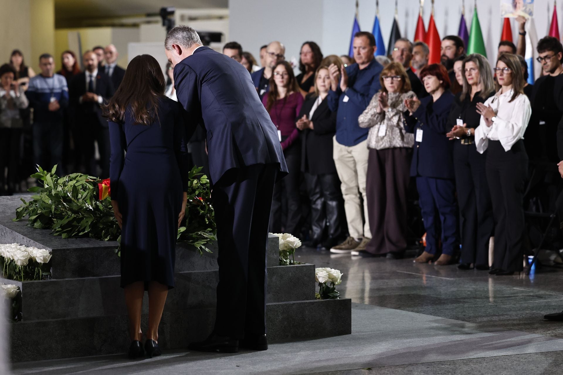 Los reyes Felipe VI y Letizia realizan una ofrenda floral durante el funeral de Estado por las 237 víctimas de la dana