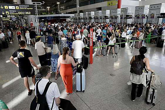 El boom turístico impulsa a Aena a ganar 1.579 millones hasta septiembre, un 8,9% más