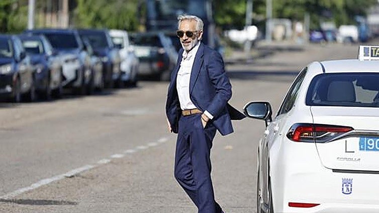 Imanol Arias, ilusionado con su nueva novia, una abogada argentina