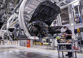 Los fabricantes europeos de automóviles advierten de «paradas inminentes» en las líneas de montaje por la falta de chips