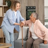 ¿Quién atenderá a mamá? Así se gestionan los contratos entre familiares para evitar conflictos en el cuidado de los mayores