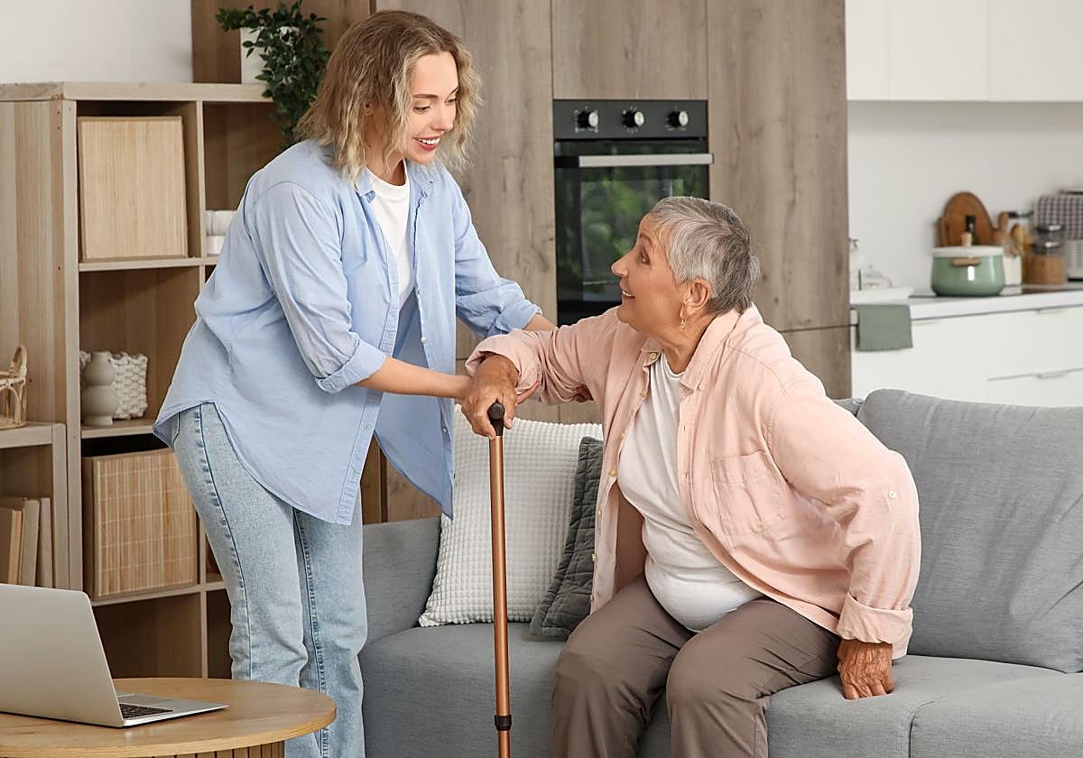 ¿Quién atenderá a mamá? Así se gestionan los contratos entre familiares para evitar conflictos en el cuidado de los mayores