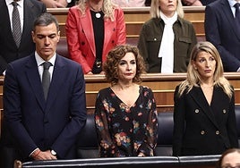 Pedro Sánchez, María Jesús Montero y Yolanda Díaz guardan un minuto de silencio por las víctimas de la dana.