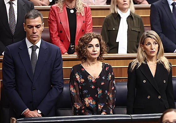 Pedro Sánchez, María Jesús Montero y Yolanda Díaz guardan un minuto de silencio por las víctimas de la dana.