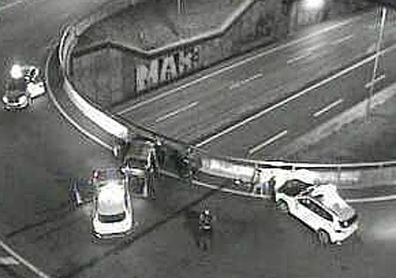 Un ertzaina da positivo en drogas tras chocar su coche patrulla contra un vehículo a la fuga en Bilbao