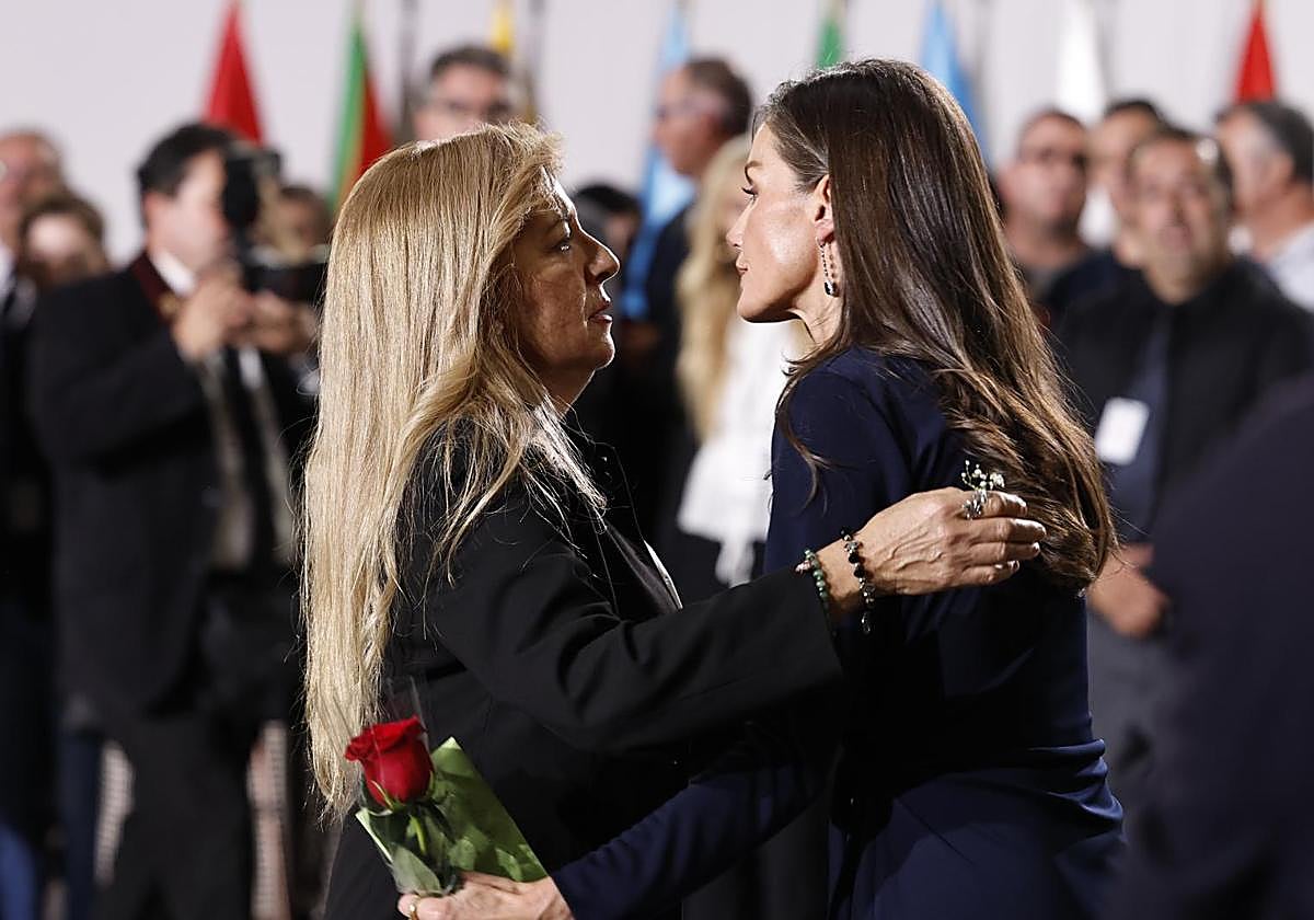 La reina Letizia abraza a una familiar de una víctima de la dana.