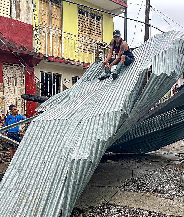 Imagen secundaria 2 - Graves destrozos en Santiago de Cuba por el azote del ciclón.