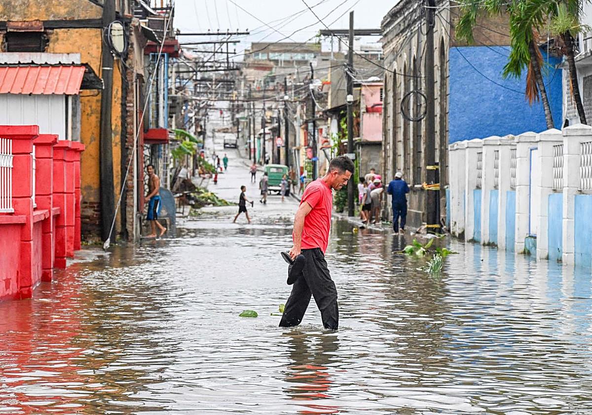 Imagen principal - Graves destrozos en Santiago de Cuba por el azote del ciclón.