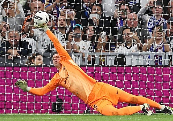 Szczesny ataja el penalti que lanzó Mbappé en el clásico disputado el pasado domingo.