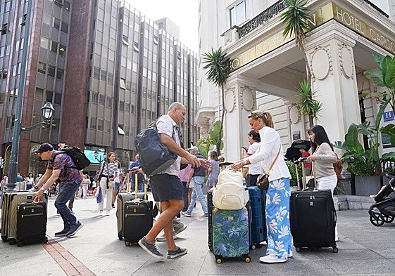 Turistas por las calles de Bilbao.