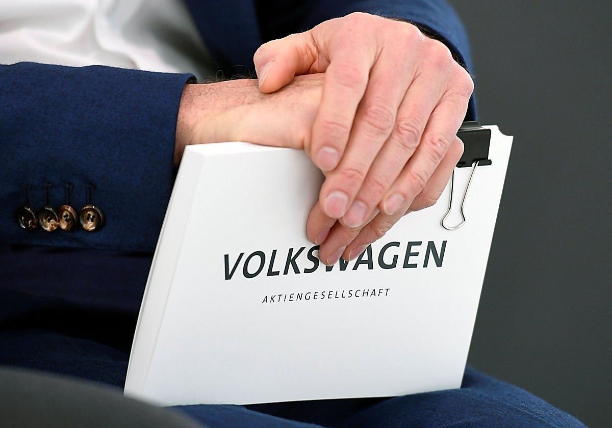 Las manos del consejero delegado del Grupo Volkswagen, Oliver Blume
