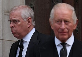 El Príncipe Andrés junto con el rey de Inglaterra Carlos III.