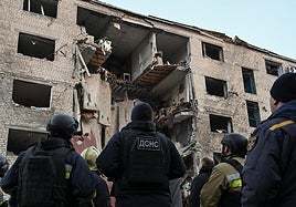 Los equipos de rescate frente a uno de los edificios dañados en Zaporiyia.