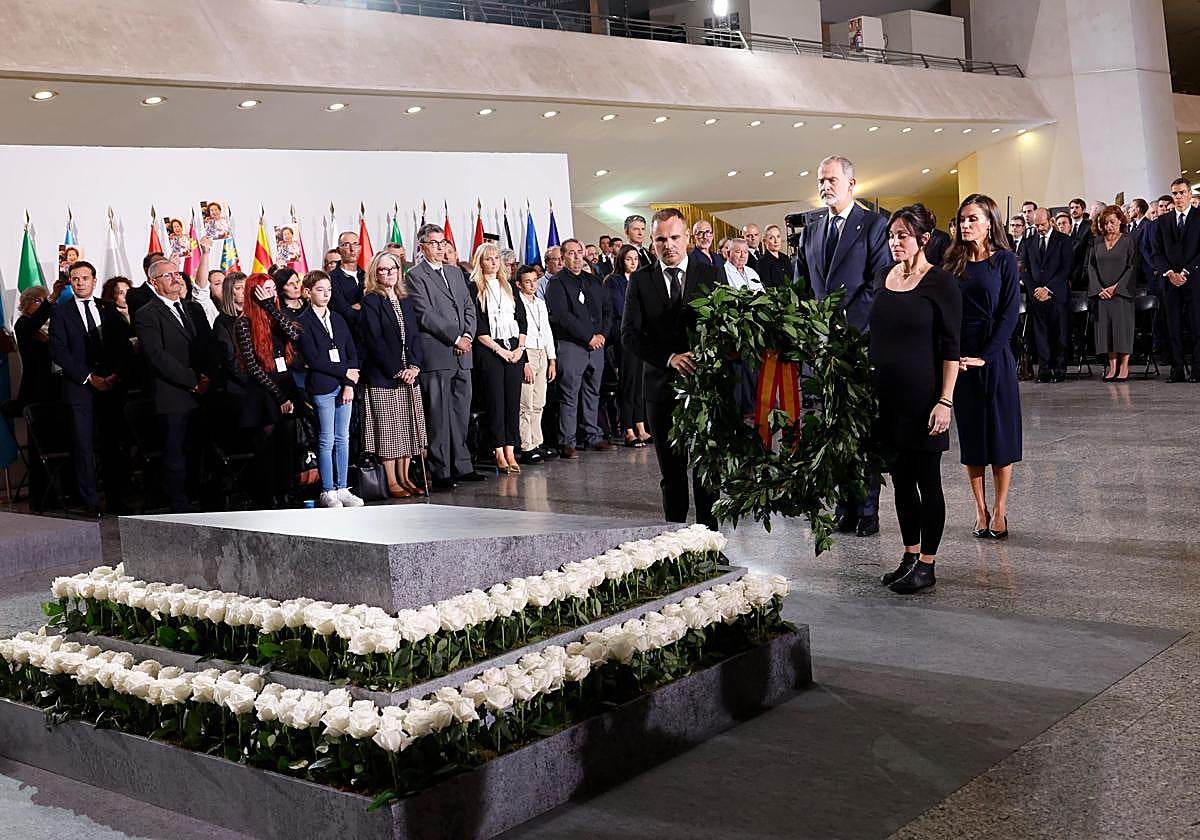 Momento de la ofrenda floral en el funeral de Estado.