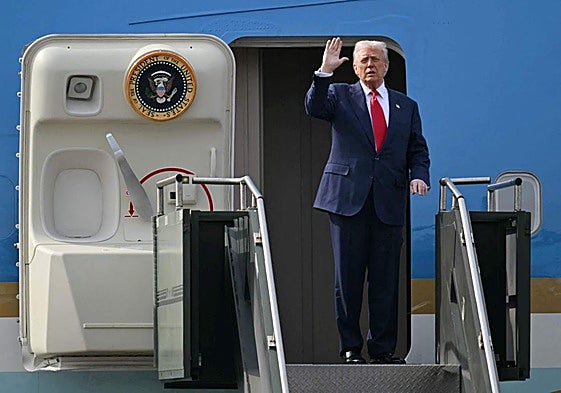 Donald Trump, en la escalerilla del Air Force One, antes de despegar de vuelta a Washington.