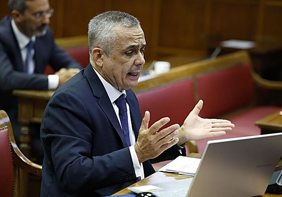 El senador de Vox, Ángel Gordillo, durante su intervención.