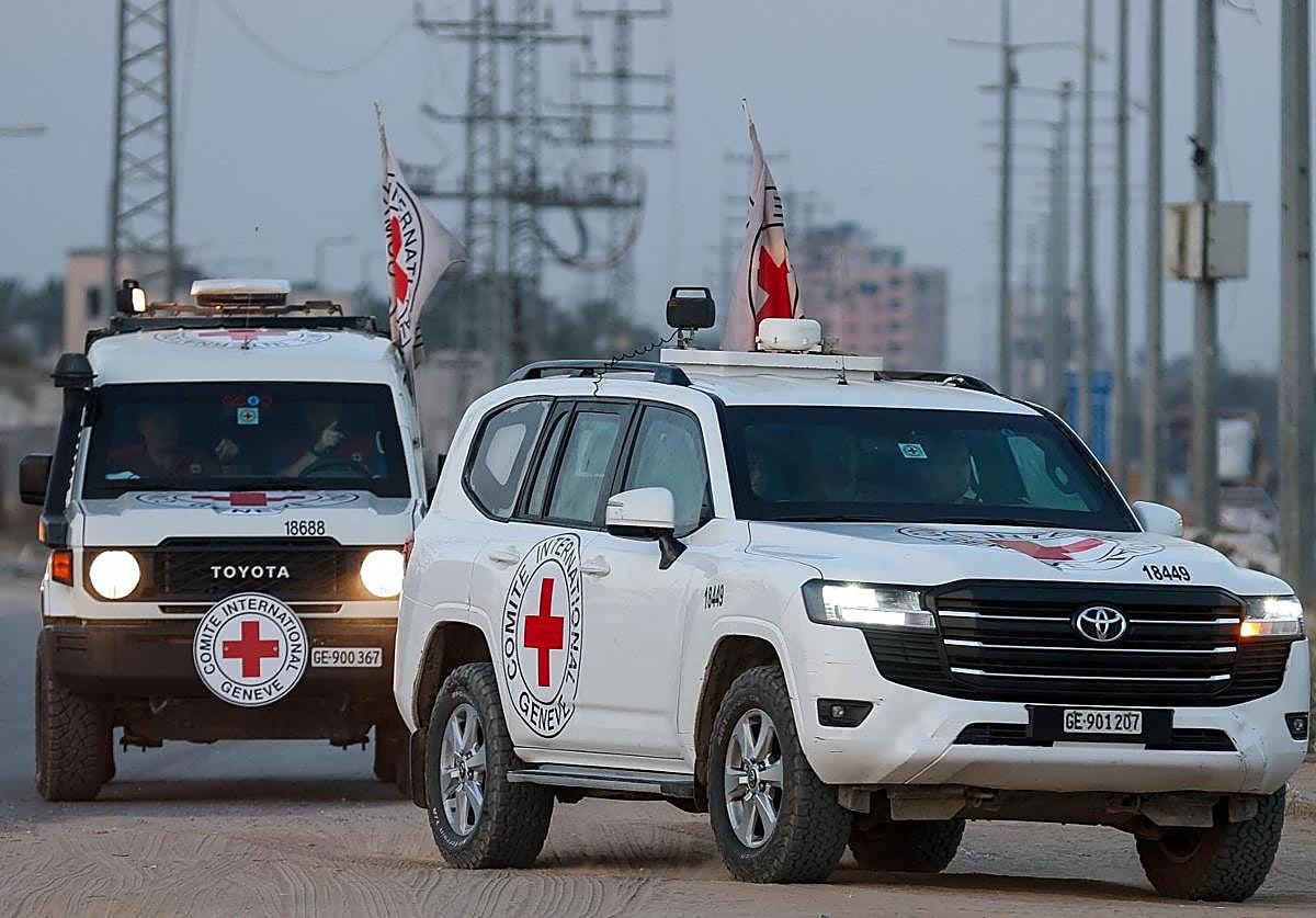 Vehículos de la Cruz Roja trasladan los cadáveres entregados ayer por Hamás.