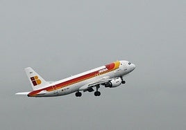 Un avión de Iberia en pleno despegue.