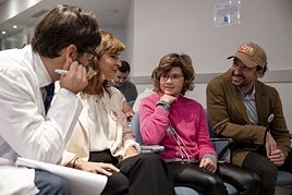 Antonio Pérez, de espaldas, habla con Lucía Álvarez, la pequeña curada de leucemia gracias a la nueva terapia, junto a su padre.