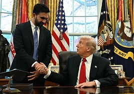 Donald Trump estrecha la mano del alcalde electo de Nueva York, Zohran Mamdani, en su encuentro de este viernes en la Casa Blanca.