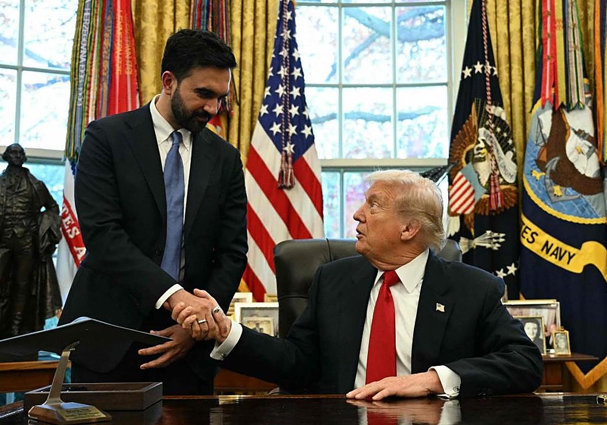 Donald Trump estrecha la mano del alcalde electo de Nueva York, Zohran Mamdani, en su encuentro de este viernes en la Casa Blanca.